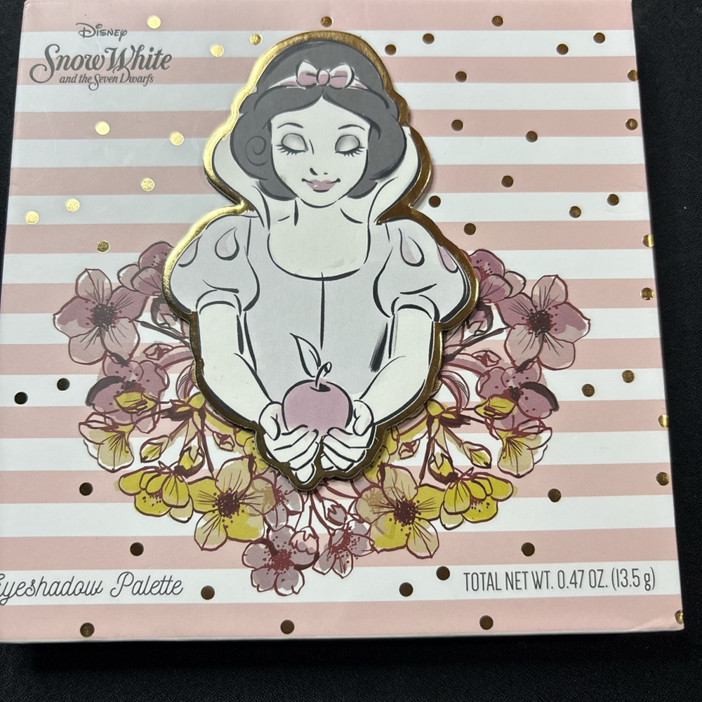 Snow White Eyeshadow Palette with Floral Design